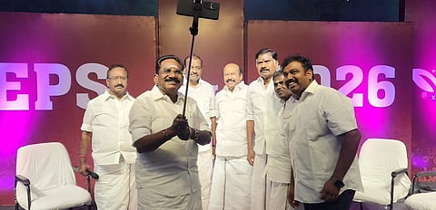 இளைஞர்களை ஈர்க்க புதிய யுக்திகளை கையாள வேண்டும்: அதிமுக ஐடி பிரிவுக்கு நத்தம் விஸ்வநாதன் அறிவுறுத்தல்