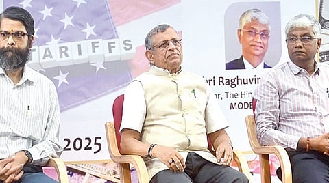 சாஸ்த்ரா நிகர்​நிலைப் பல்கலை. வளாகத்​தில் நடை​பெற்ற 19-வது வி.​நா​ராயணன் நினை​வுச் சொற்​பொழிவு கருத்​தரங்​கத்​தில் துக்​ளக் இதழின் ஆசிரியர் எஸ்​.குரு​மூர்த்​தி, சிட்டி யூனியன் வங்கி தலை​வர் ஜி.ம​காலிங்​கம், ‘தி இந்​து’ பிசினஸ்​லைன் ஆசிரியர் ரகு​வீர் ஸ்ரீனி​வாசன், துணைவேந்​தர்​ எஸ்​.​வைத்​ய சுப்​ரமணியம்​ பங்​கேற்றனர்.