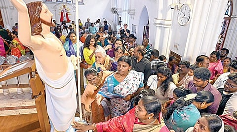ஈஸ்டர் திருநாளை முன்னிட்டு, சென்னை சாந்தோம் தேவாலயத்தில் நேற்று நடைபெற்ற சிறப்பு பிரார்த்தனையில் பங்கேற்ற கிறிஸ்தவர்கள். | படங்கள்: எஸ்.சத்தியசீலன் |
