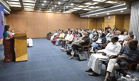 ‘தி இந்து’ குழுமத் தலைவர் நிர்மலா லஷ்மண் எழுதிய,  ‘தி தமில்ஸ்: எ போர்ட்ரெய்ட் ஆப் எ கம்யூனிட்டி’ நூல் பற்றிய கலந்துரையாடல், டெல்லி இந்தியா இன்டர்நேஷனல் அரங்கத்தில் நேற்றுமுன்தினம் நடைபெற்றது. இதில் உரை
யாற்றிய நிர்மலா. இந்நிகழ்ச்சியில் முன்னாள் அமைச்சர் ப.சிதம்பரம் உட்பட பலர் பங்கேற்றனர்.