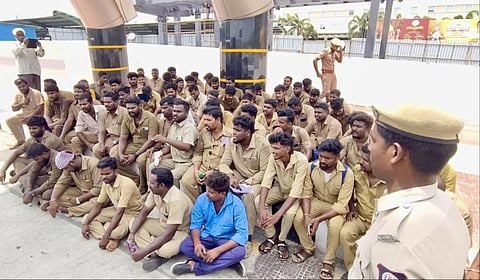 கிளாம்பாக்கத்தில் தற்காலிக அரசுப் பேருந்து ஓட்டுநர்கள் மற்றும் நடந்துநர்கள் பணிப் புறக்கணிப் போராட்டத்தில் ஈடுபட்டனர் | படங்கள்:  எம்.முத்துகணேஷ்