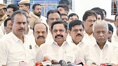 சட்டப்பேரவை கூட்டத்தொடரில் பங்கேற்ற பின், வளாகத்தில் செய்தியாளர்களிடம் பேசிய எதிர்க்கட்சித் தலைவர் பழனிசாமி. உடன் அதிமுக எம்எல்ஏக்கள். படம்: எஸ்.சத்தியசீலன்