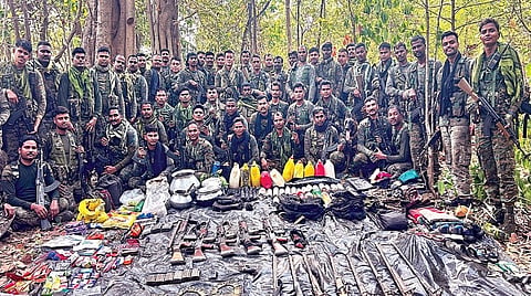 ஜார்க்கண்ட் மாநிலம் பொகாரோ மாவட்டம் லுகுபுரு வனப்பகுதியில் பதுங்கியிருந்த மாவோயிஸ்ட்கள் மீது பாதுகாப்புப் படையினர் நேற்று என்கவுன்ட்டர் நடத்தினர். அப்போது ஏராளமான துப்பாக்கிகள், வெடிகுண்டுகள், துப்பாக்கிக் குண்டுகளை மாவோயிஸ்ட்களிடமிருந்து ராணுவ வீரர்கள் பறிமுதல் செய்தனர். படம்: பிடிஐ