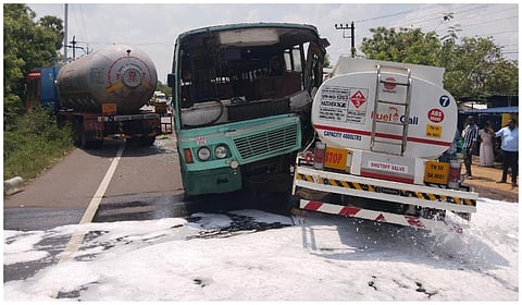 சிவகங்கையில் அரசு பேருந்து மீது டீசல், எரிவாயு டேங்கர் லாரிகள் அடுத்தடுத்து மோதல்: 20 பேர் காயம்
