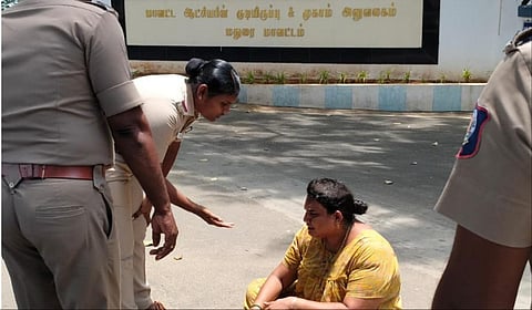 மதுரை ஆட்சியர் இல்லத்தின் முன்பு 2-வது நாளாக தர்ணா போராட்டத்தில் ஈடுபட்ட காவலர் மனைவி