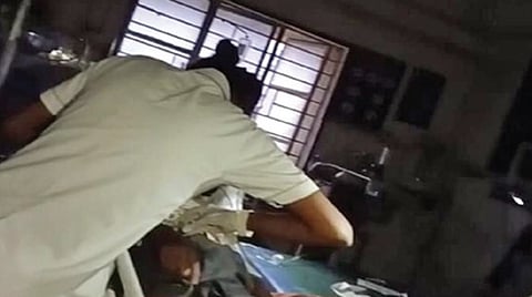 பல்லடம் அரசு மருத்துவமனையில் மின்தடை ஏற்பட்டபோது, செல்
போன் வெளிச்சத்தில் நோயாளிக்கு சிகிச்சை அளிக்கப்பட்டது.
