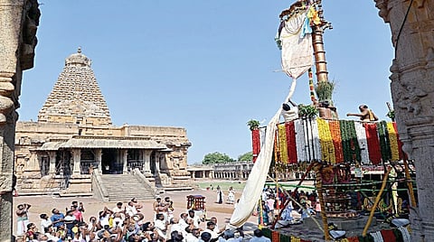 தஞ்சாவூர் பெரிய​நாயகி அம்மன் உடனாய பெரு​வுடை​யார் கோயி​லில் நேற்று நடை​பெற்ற சித்​திரை​ பெரு​விழா கொடியேற்​றம்.