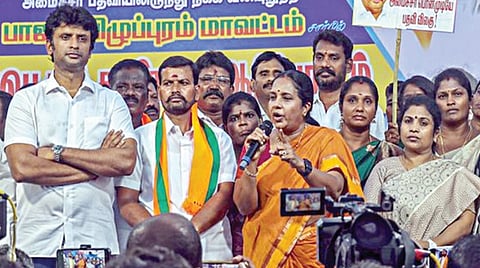 அமைச்சர் பொன்முடியைக் கண்டித்து திருக்கோவிலூரில் நேற்று நடைபெற்ற ஆர்ப்பாட்டத்தில் பேசிய பாஜக தேசிய மகளிரணித் தலைவர் வானதி சீனிவாசன் எம்எல்ஏ.