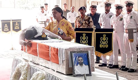பஹல்காமில் தீவிரவாதிகள் நடத்திய தாக்குதலில் உயிரிழந்த கணவர் வினய் நர்வால் உடலுக்கு வீர வணக்கம் செலுத்தி கண்ணீர் விட்ட மனைவி ஹிமான்சி.