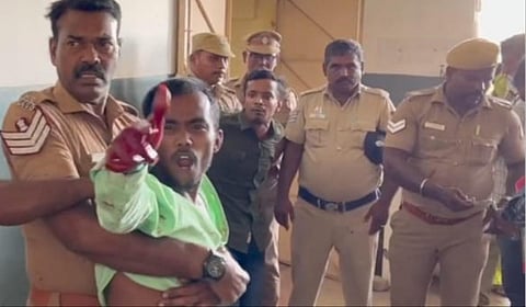 கஞ்சா வழக்கில் வழங்கப்பட்ட தீர்ப்பைக் கேட்டு ஜன்னலை உடைத்து நீதிபதிக்கு கொலை மிரட்டல் விடுத்த குற்றவாளிகளால் மதுரை மாவட்ட நீதிமன்றத்தில் பரபரப்பு ஏற்பட்டது.