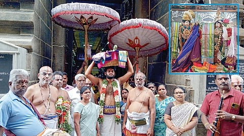 ஸ்ரீவில்லிபுத்தூரில் ஆண்டாள் சூடிய பட்டு வஸ்திரம், கிளி ஆகியவை 
ஸ்ரீரங்கம் கோயிலுக்கு அனுப்பி வைக்கப்பட்டன. (உள்படம்) சிறப்பு அலங்காரத்தில் ஆண்டாள், ரெங்க மன்னார்.