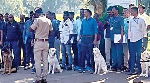 ஊட்டி ராஜ்பவன் நுழைவுவாயிலில் போலீஸார் குவிக்கப்பட்டு, பாதுகாப்புப் பணியில் ஈடுபட்டுள்ளனர்.
