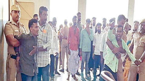 மதுரை நீதிமன்றத்தில் கஞ்சா வழக்கில் தண்டனை விதிக்கப்பட்டதும் நீதிபதிக்கு கொலை மிரட்டல் விடுத்து, ரகளையில் ஈடுபட்ட  பாண்டியராஜன்,  ஜாக்கி என்ற பிரசாந்த் ஆகியோரை மடக்கிப் பிடித்த போலீஸார்.
