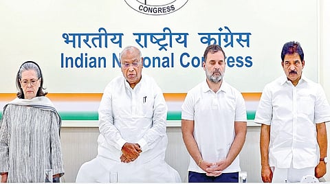 காங்கிரஸ் கட்சியின் செயற்குழு கூட்டம் டெல்லியில் நேற்று நடைபெற்றது. இதில் பஹல்காம் தாக்குதலில் இறந்தவர்களுக்கு மவுன அஞ்சலி செலுத்தப்பட்டது.