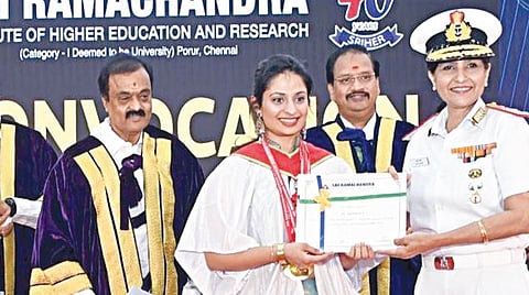 சென்னை, போரூரில் உள்ள ராமச்சந்திரா உயர்கல்வி மற்றும் ஆராய்ச்சி நிறுவனத்தின் 39-வது பட்டமளிப்பு விழாவில், ராணுவ மருத்துவ சேவைகள் துறையின் டைரக்டர் ஜெனரல், வைஸ் அட்மிரல் ஆர்த்தி சரீன், கல்வியில் சிறந்து விளங்கிய மாணவி சஞ்சனாவுக்கு 5 தங்கப் பதக்கங்களை வழங்கினார். உடன், நிறுவன வேந்தர் வி.ஆர்.வெங்கடாசலம், இணை வேந்தர் ஆர்.வி.செங்குட்டுவன், மருத்துவக் கல்லூரி முதல்வர் கே.பாலாஜி சிங், பதிவாளர் எஸ்.செந்தில்குமார் ஆகியோர் உள்ளனர்.