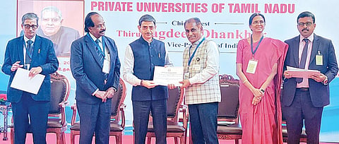 ஊட்டி ராஜ்பவனில் இரு தினங்கள் நடந்த துணைவேந்தர்கள் மாநாட்டில் பங்கேற்றவர்களுக்கு நேற்று நடைபெற்ற நிறைவு விழாவில் சான்றிதழ் வழங்கிப் பாராட்டினார் ஆளுநர் ஆர்.என்.ரவி. படம்: ஆர்.டி.சிவசங்கர்