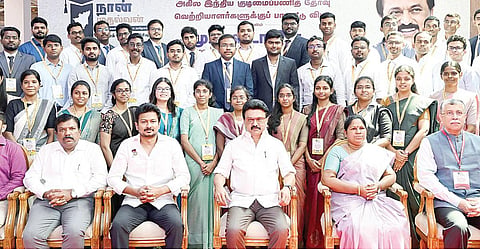 ‘நான் முதல்வன்' திட்டம் மற்றும் அகில இந்திய குடிமைப் பணித் தேர்வு பயிற்சி மையத்தில் பயிற்சி பெற்ற 50 பேர் யுபிஎஸ்சி தேர்வில் வெற்றி பெற்றனர். அவர்களுக்கான பாராட்டு விழா  சென்னையில் நேற்று நடைபெற்றது. அப்போது அவர்களுடன் முதல்வர் மு.க.ஸ்டாலின் குழு புகைப்படம் எடுத்துக்கொண்டார்.