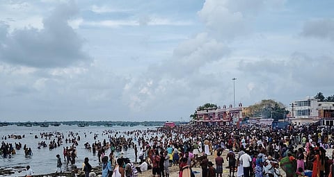 ராமேசுவரம் அக்னி தீர்த்த கடற்கரையில் புனித நீராடிய பக்தர்கள்