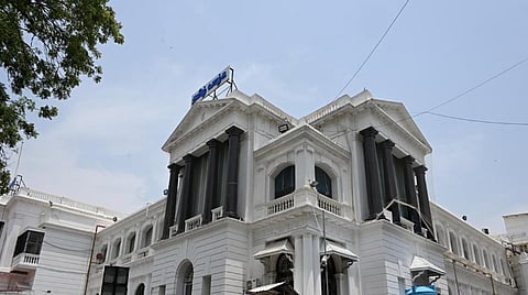 ஆட்​சேபனையற்ற நிலத்​தில் வசிப்போருக்கு மனைப்​பட்டா: திருத்​தம் செய்து அரசாணை வெளி​யீடு