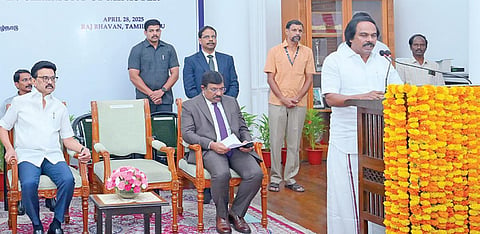 ஆளுநர் மாளிகையில் முதல்வர் மு.க.ஸ்டாலின் முன்னிலையில் அமைச்சராக மனோ தங்கராஜுக்கு ஆளுநர் ஆர்.என்.ரவி பதவி பிரமாணம் செய்துவைத்தார். உடன் தலைமைச் செயலாளர் நா.முருகானந்தம் உள்ளிட்டோர்.