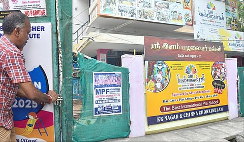 மதுரையில் 4 வயது குழந்தை தண்ணீர் தொட்டிக்குள் விழுந்து உயிரிழந்த மழலையர் பள்ளியைப் பூட்டி அதிகாரிகள் சீல் வைத்தனர் |
படங்கள்: எஸ்.கிருஷ்ணமூர்த்தி.