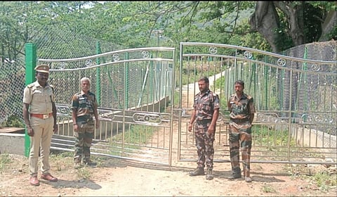 கூடலூர் பளியன்குடியில் கண்ணகி கோயில் செல்லும் பாதையின் கதவுகளைப் பூட்டி கண்காணிப்புப் பணியில் ஈடுபட்டுள்ள வனத்துறையினர்