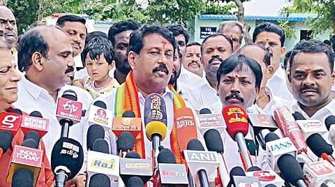 தூத்துக்குடி விமான நிலையத்தில் செய்தியாளர்களுக்கு நேற்று பேட்டி
அளித்த தமிழக பாஜக தலைவர் நயினார் நாகேந்திரன்.
