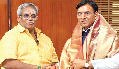 மன்​சுக் எல்​.​மாண்​ட​வி​யா (வலது)