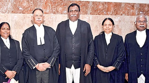 சென்னை உயர் நீதிமன்றத்தில் பணி ஓய்வு பெறும் நீதிபதிகள் எஸ்.எஸ்.சுந்தர், வி. பவானி சுப்பராயன்,  ஆர், ஹேமலதா, ஏ.ஏ.நக்கீரன், வி. சிவஞானம் ஆகியோருக்கு நேற்று மாலை உயர் நீதிமன்றத்தில் பிரிவு உபசார விழா நடத்தப்பட்டது. அப்போது 5 நீதிபதிகளும் உயர் நீதிமன்ற தலைமை நீதிபதி கே.ஆர். ராமுடன் குழுவாக புகைப்படம் எடுத்துக் கொண்டனர். | படம்: ம.பிரபு |