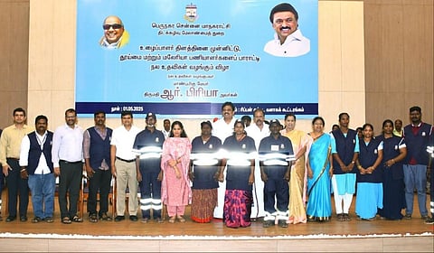 உழைப்பாளர் தினத்தையொட்டி சென்னை மாநகராட்சி சார்பில் தூய்மைப் பணியாளர்களுக்கு மேயர் பிரியா நலத்திட்ட உதவிகளை வழங்கினார்