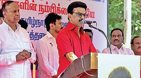 மே தினத்தை முன்னிட்டு, சென்னை சிந்தாதிரிப்பேட்டையில் அமைந்துள்ள மே தினப் பூங்காவில் உழைப்பாளர் நினைவிடத்தில் மலர்வளையம் வைத்து மரியாதை செலுத்தியபின், முதல்வர் மு.க.ஸ்டாலின் உரையாற்றினார், உடன் துணை முதல்வர் உதயநிதி ஸ்டாலின், எம்.பி.க்கள் டி.ஆர்.பாலு, ஆ.ராசா, தொழிலாளர் நலன் மற்றும் திறன் மேம்பாட்டுத் துறை சி.வி.கணேசன், தமிழ்நாடு வீட்டு வசதி வாரியத் தலைவர் பூச்சி முருகன் உள்ளிட்டோர். படம்: ம.பிரபு