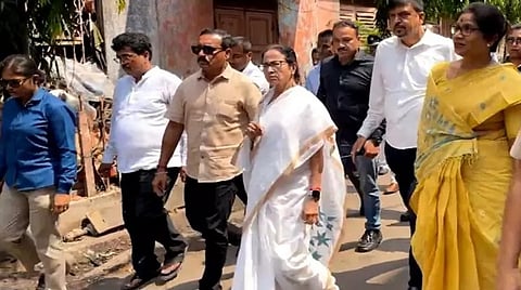 கொல்கத்தாவில் தீ விபத்து நடந்த ஓட்டலை பார்வையிட்டார் மம்தா: உரிமையாளர், மேலாளர் கைது