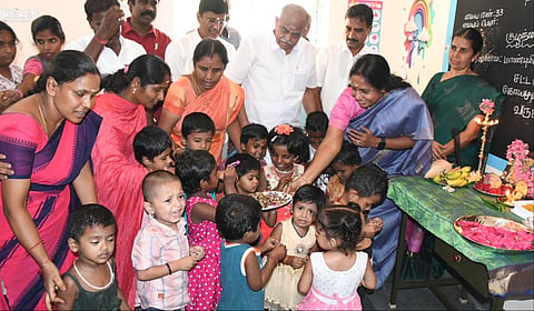 கோவையில் நவீன அங்கன்வாடி மையத்தை பாஜக எம்எல்ஏ வானதி சீனிவாசன்  திறந்து வைத்தார் | படம்: ஜெ.மனோகரன்