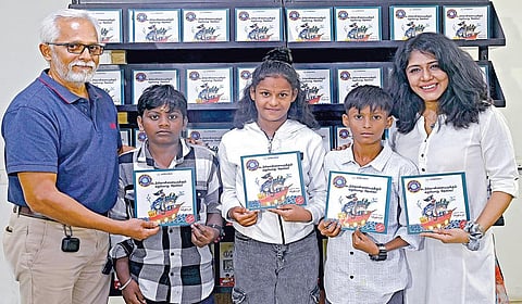 சென்னை ‘இந்து தமிழ் திசை’ தலைமை அலுவலகத்தில், ‘என்கோ & பறல் - கடற்கொள்ளையருக்கும் கறுமொறு தேவை’ நூல் வெளியீட்டு நிகழ்ச்சி நேற்று நடைபெற்றது. இந்நிகழ்வில், ‘இந்து தமிழ் திசை’ தலைமைச் செயல் அதிகாரி சங்கர் வி.சுப்ரமணியம் நூலை வெளியிட, சிறார்கள் தமிஷ், தோஷிகா, கபீனேஷ் ஆகியோர் பெற்றுக் கொண்டனர். உடன் நூலாசிரியர் மமதி சாரி. | படம்: ம.பிரபு |