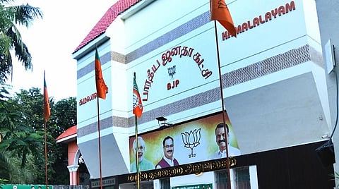 பொதுமக்கள் கேள்வி கேட்டால் பொய் வழக்கு பதிவு செய்வதா? - தமிழக அரசுக்கு பாஜக கண்​டனம்