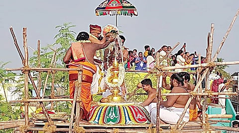 காரைக்​கால் அம்​மை​யார் கோயி​லில் நேற்று நடை​பெற்ற மகா கும்​பாபிஷேகம்.