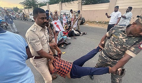 திருப்பூரில்  ஆடையில் அதிக பட்டன் இருந்ததால் நீட் தேர்வுக்கு சென்ற மாணவிக்கு அனுமதி மறுக்கப்பட்டதை கண்டித்து போராட்டத்தில் ஈடுபட்ட மாணவர் சங்கத்தினரை போலீசார் கைது செய்தனர்.