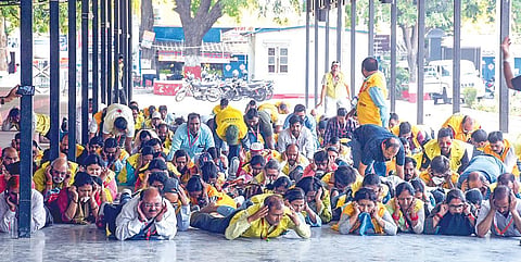 உத்தர பிரதேச மாநில தலைநகர் லக்னோவில் உள்ள ரிசர்வ் போலீஸ் லைனில் நேற்று போர்க்கால ஒத்திகையில் ஈடுபட்ட சிவில் பாதுகாப்பு பணியாளர்கள்.படம்: பிடிஐ