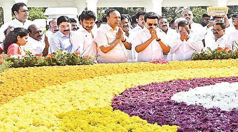 அரசு பொறுப்பேற்று ஐந்தாம் ஆண்டில் அடியெடுத்து வைப்பதையொட்டி முதல்வர் மு.க.ஸ்டாலின் நேற்று சென்னை மெரினா கடற்கரையில் உள்ள அண்ணா நினைவிடத்தில் மரியாதை செலுத்தினார். துணை முதல்வர் உதயநிதி ஸ்டாலின், அமைச்சர்கள், எம்.பி., எம்.எல்.ஏ.க்கள், சென்னை மேயர் உள்ளிட்டோர் உடனிருந்தனர்.
