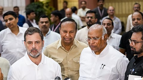 நாடாளுமன்றத்தை கூட்ட அனைத்துக் கட்சி கூட்டத்தில் ராகுல் காந்தி வலியுறுத்தல்