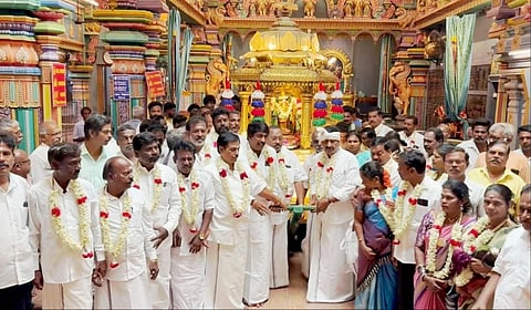 எடப்பாடி பழனிச்சாமியின் பிறந்தநாள் மற்றும் ராணுவ வீரர்கள் நலனுக்காக புதுச்சேரியில் உள்ள மணக்குள விநாயகர் கோயிலில் அதிமுகவினர் தங்கத்தேர் இழுத்து வழிபட்டனர்