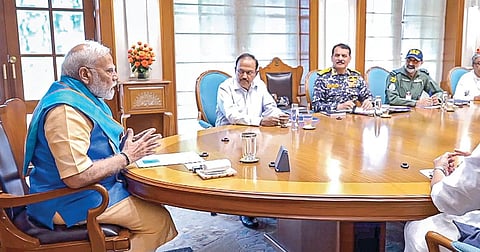 டெல்லியில் பிரதமர் மோடி தலைமையில் நேற்று நடந்த உயர்நிலை கூட்டத்தில் பாதுகாப்பு துறை அமைச்சர் ராஜ்நாத் சிங், தேசிய பாதுகாப்பு ஆலோசகர் அஜித் தோவல், முப்படை தளபதிகள் பங்கேற்றனர்.படம்: பிடிஐ