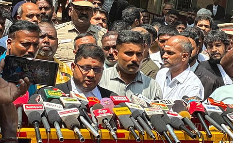 கோவை நீதிமன்ற வளாகத்தில் செய்தி யாருக்கு பேட்டி அளித்த சிபிஐ அரசு தரப்பு வழக்கறிஞர் சுரேந்திரமோகன். படம் ஜெ. மனோகரன்.