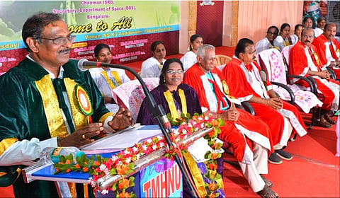 தேனி நாடார் சரஸ்வதி கல்வியியல் கல்லூரியில் நடந்த பட்டமளிப்பு விழாவில் இஸ்ரோ தலைவர் வி.நாராயணன் பேசினார். 