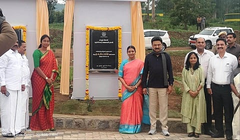 முதுமலை புலிகள் காப்பகத்தில் பணிபுரியும் 44 பாகன்கள் மற்றும் உதவியாளர்களுக்கு ரூ.5 கோடியில் புதிதாகக் கட்டப்பட்டுள்ள வீடுகளை முதல்வர் மு.க.ஸ்டாலின் திறந்து வைத்தார்.