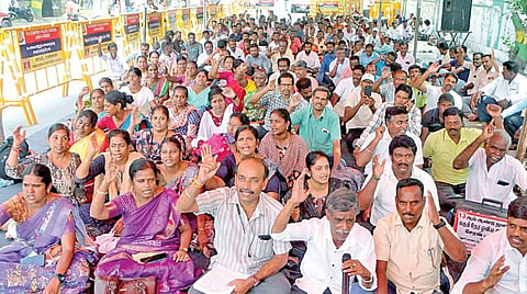 பணிநிரந்தம் உள்ளிட்ட கோரிக்கைகளை வலியுறுத்தி, பகுதிநேர ஆசிரியர் சங்கங்களின் ஒருங்கிணைப்புக்குழு சார்பில் சென்னையில் நேற்று உண்ணாவிரதப் போராட்டம் நடைபெற்றது. | படம்: ம.பிரபு |