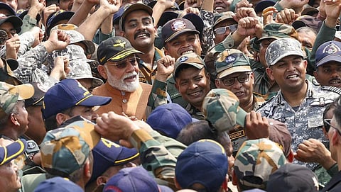 பஞ்சாப் விமான படை தளத்தில் உற்சாகம்: ராணுவ வீரர்களுடன் பிரதமர் மோடி கலந்துரையாடல்