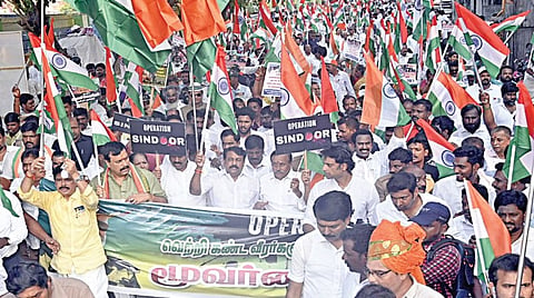 பாகிஸ்தான் தீவிரவாதத்துக்கு எதிரான இந்தியாவின் வெற்றியை கொண்டாடும் வகையில், தமிழக பாஜக சார்பில் தேசியக்கொடி ஏந்தி சிந்தூர் யாத்திரை நேற்று சென்னையில் நடைபெற்றது. மாநில தலைவர் நயினார் நாகேந்திரன் தலைமையில் ஏராளமானோர் பங்கேற்றனர். | படம்: ம.பிரபு |