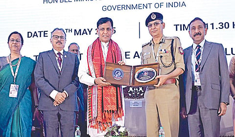 தாம்பரம் அருகே ஊன​மாஞ்​சேரியில் உள்ள தமிழ்நாடு உயர் காவல் பயிற்சியகத்தில் காவல்துறையில் பெண்கள் 11-வது தேசிய மாநாட்டை தொடங்கி வைத்த மத்திய உள்
துறை இணை அமைச்சர் நித்தியானந்த் ராய்-க்கு சட்டம்-ஒழுங்கு டிஜிபி சங்கர் ஜிவால் நினைவுப்பரிசு வழங்கினார். நிகழ்ச்சியில் டிஜிபிக்கள் சந்தீப்ராய் ரத்தோர், சீமா அகர்வால் உட்பட பல்வேறு காவல்துறை அதிகாரிகள் உள்ளனர். | படம்: எம்.முத்துகணேஷ் |