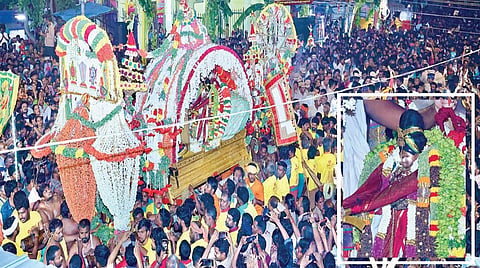 கள்ளழகர் கோயில் சித்திரைத் திருவிழாவின் 8-ம் நாளான நேற்று அதிகாலை மதுரை தல்லாகுளத்தில் உள்ள ராமநாதபுரம் மன்னர் சேதுபதி மண்டபம்  அருகே  பூப்பல்லக்கில் எழுந்தருளிய கள்ளழகரை தரிசித்த திரளான பக்தர்கள். (உள்படம்) சிறப்பு அலங்காரத்தில் கள்ளழகர். | படங்கள்: என்.தங்கரத்தினம் |